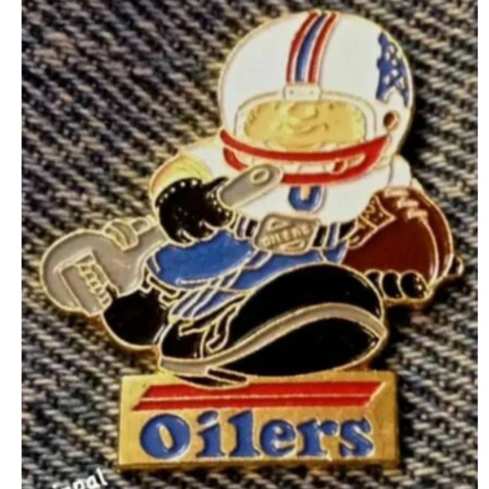Houston Oilers ~ NFL ~ Huddles Pin ~ Football ~ 80's vintage ~ Enamel